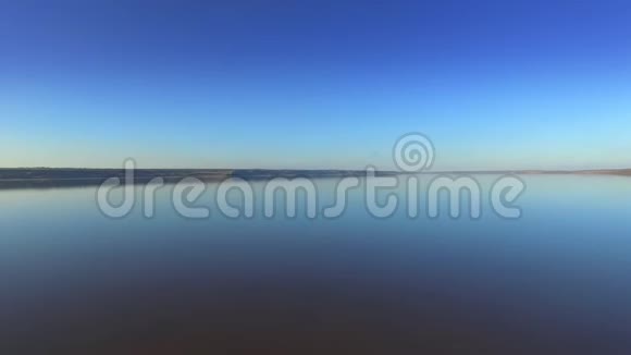 晴天和天气好的库亚尔尼克河口的鸟瞰图视频的预览图