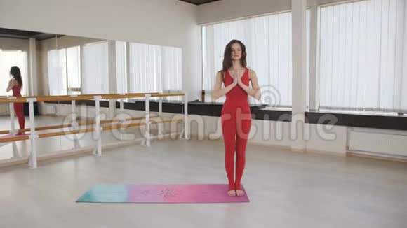 工作室里练习瑜伽练习的女人妇女的精神和运动发展视频的预览图