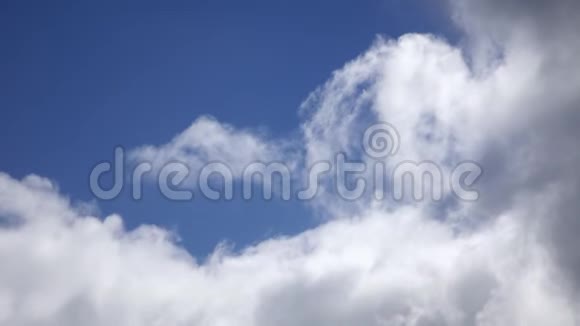 蓝天白云的背景笼罩着水面的云视频的预览图