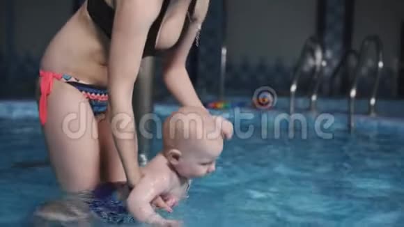 这个小婴儿和他妈妈一起在游泳池里游泳视频的预览图