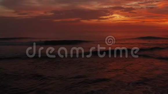 在日落时间飞行美丽的红天云海4空中全景海洋日出海面日落时间视频的预览图