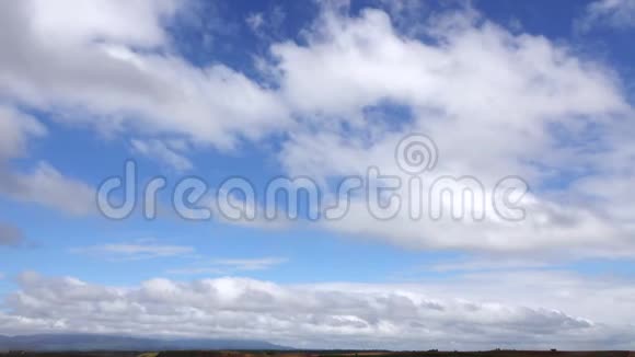 蓝天白云的背景笼罩着水面的云视频的预览图