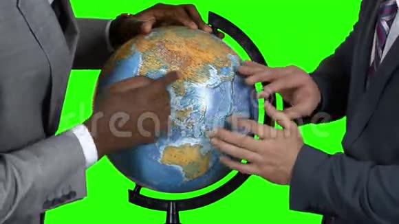 两个带地球仪的人视频的预览图