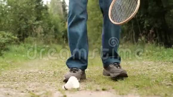 成熟的白种人在户外打羽毛球视频的预览图