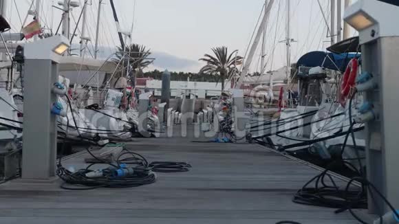 加那利港码头的游艇在柔和的晚光下漂浮码头视频的预览图
