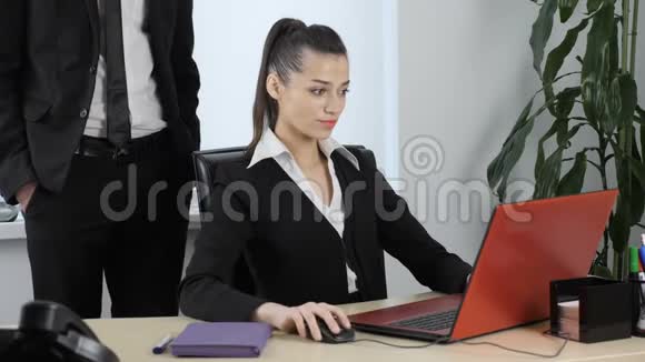 办公室里的性骚扰老板和秘书调情摸了摸她的头发视频的预览图
