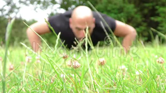 人类在大自然中的草地训练视频的预览图