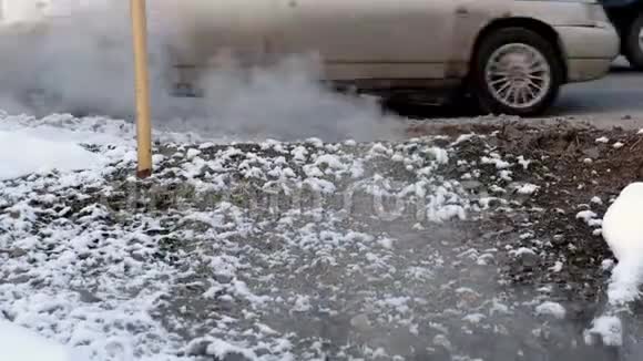 冬季蒸汽靠近巷道汽车在路上行驶侧视视频的预览图
