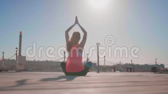 年轻女子在海滩上练习瑜伽视频的预览图