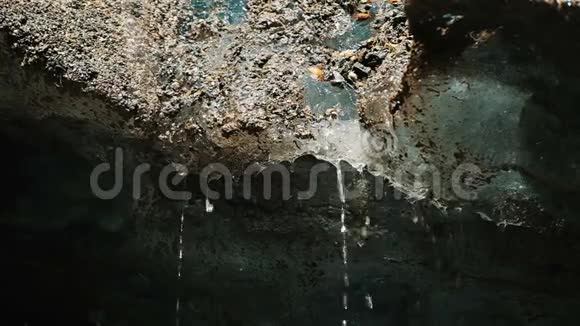 融冰河特写滴水溪流视频的预览图