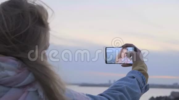 手机摄像头让女孩在海滩上拍照视频的预览图