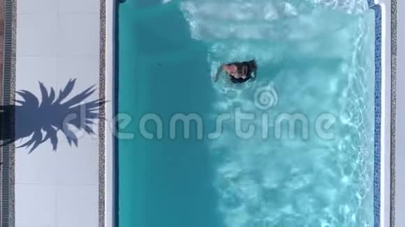 奢华的假期年轻的女性穿着泳装在蓝色泳池边的暑假视频的预览图