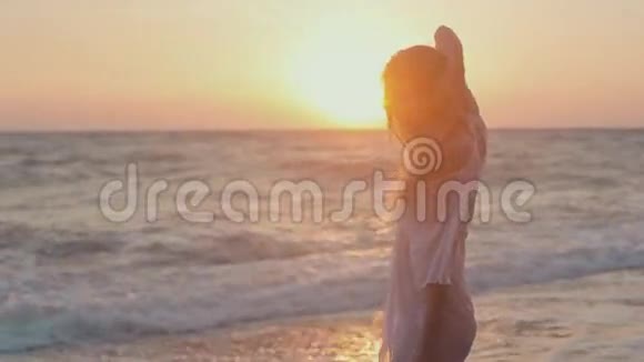 迷人的女孩在日落时摆着长发视频的预览图