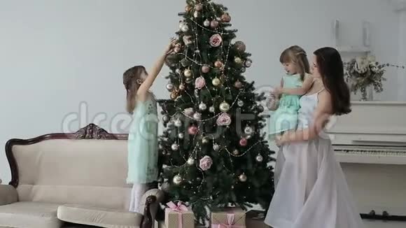 母女俩用玩具装饰新年树视频的预览图