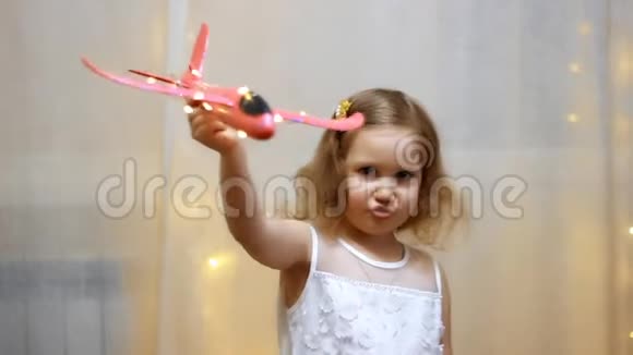 孩子玩飞机飞行和旅行的概念小女孩飞行员视频的预览图