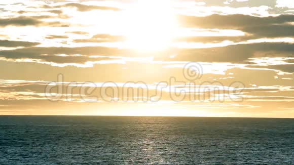 绿海上的日出视频的预览图