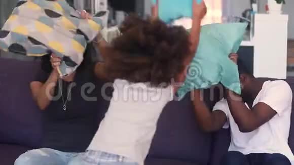 幸福的非洲家庭父母孩子女儿打枕头战视频的预览图