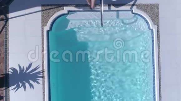 丰富的生活苗条的女孩泳衣游泳在蓝色游泳池在暑假视频的预览图