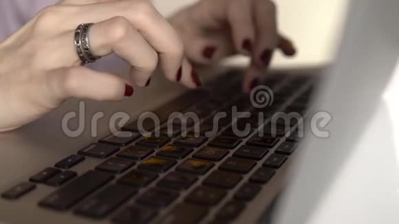 女人手在电脑上打字视频的预览图