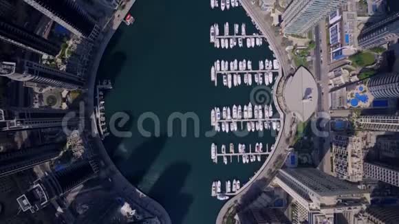 迪拜城市的大型未来式塔和现代摩天大楼视频的预览图