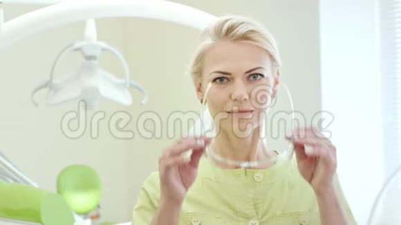 女牙医戴上安全眼镜准备工作的女医生视频的预览图