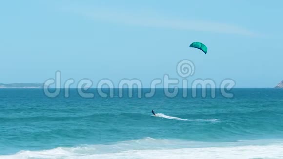 男子风筝冲浪在弗洛里安波利斯巴西视频的预览图
