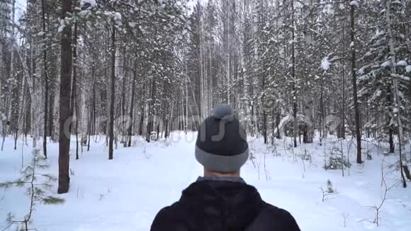 冬天一个人在森林小径上奔跑从后面看视频的预览图