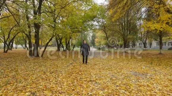秋天在公园里拄着拐杖走路视频的预览图