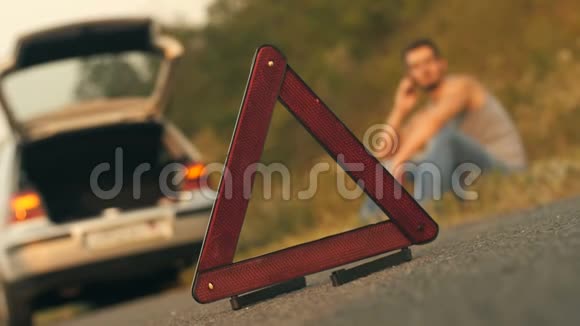 一辆破车前面的三角形视频的预览图