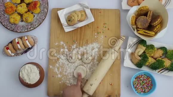 新鲜饼干在烘焙视频的预览图