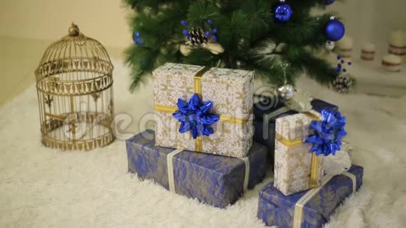 圣诞树和礼物视频的预览图