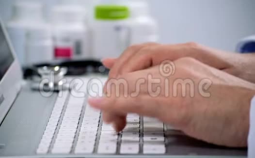 男性医生使用电脑键盘的特写视频的预览图