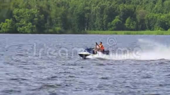 湖上喷气式滑雪板上的骑手视频的预览图
