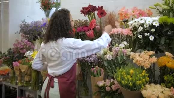 专业花商为花束挑选鲜花视频的预览图