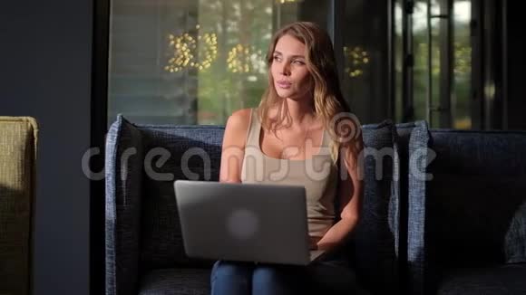 女商人在办公室打手提电脑视频的预览图