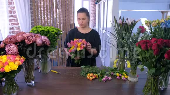花店里花店里的花是由五颜六色的小玫瑰做成的视频的预览图