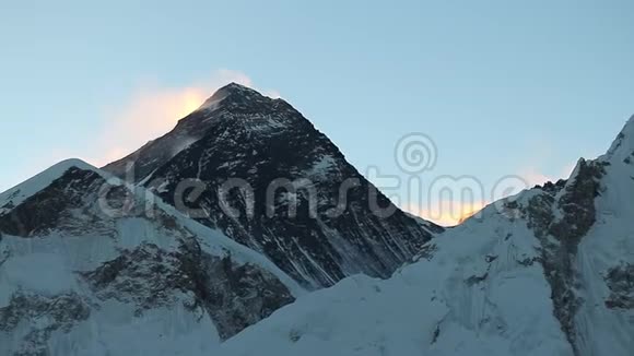 日出前的珠穆朗玛峰视频的预览图