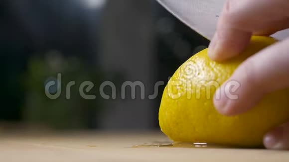 切新鲜喷洒柠檬视频的预览图