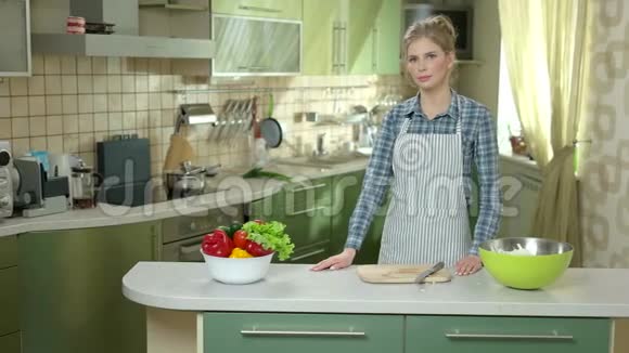 站在厨房里的女人视频的预览图