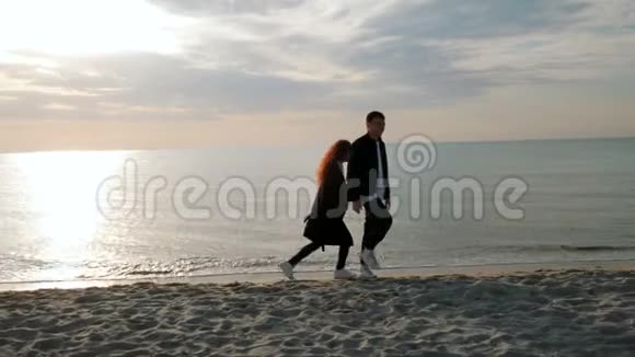 年轻时尚的男人和女人沙滩上的人快乐的已婚成年夫妇在海边玩玩愚弄视频的预览图