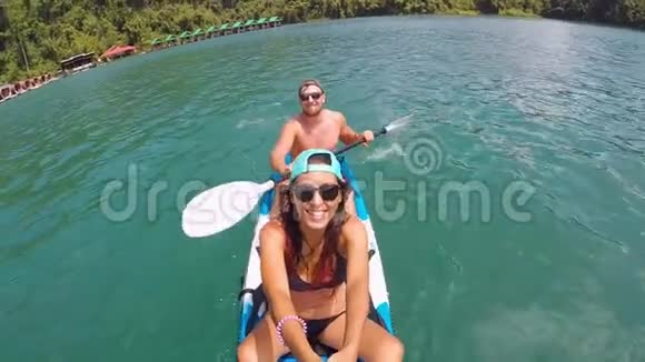 年轻的混血情侣在湖边皮划艇高清慢运动积极生活方式Gopro自拍视频的预览图