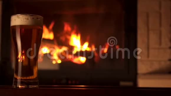 围着壁炉围着一杯充满泡沫的开胃凉茶视频的预览图