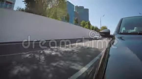 汽车在隧道里沿着城市街道行驶视频的预览图