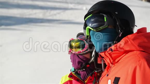 雪度假村一对年轻夫妇的肖像他们穿滑雪护目镜和头盔视频的预览图