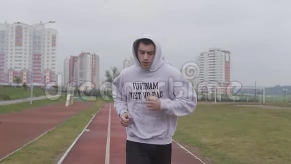 年轻人早上在体育场训练户外穿着帽衫的拳击手视频的预览图
