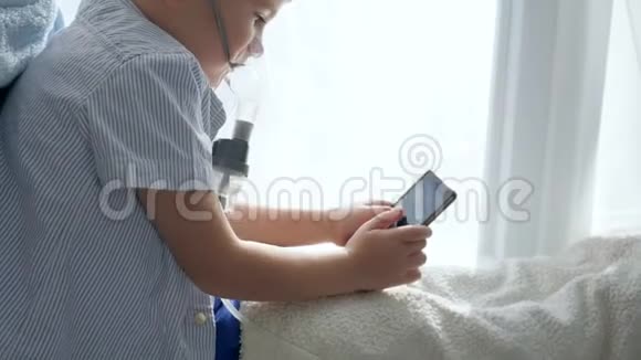 防止哮喘带口罩的儿童可以从装有小工具的雾化器中取出视频的预览图