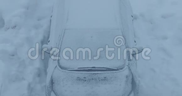 停车场里白雪覆盖的汽车视频的预览图