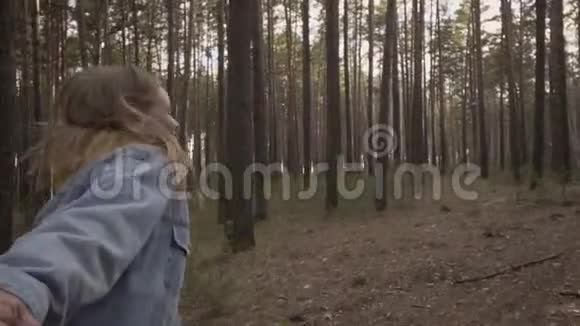 快乐的女孩在森林里奔跑牵着朋友的手视频的预览图