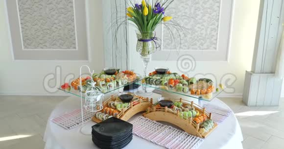 餐桌上有寿司自助餐视频的预览图