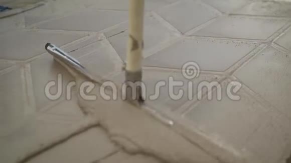铺干净的路面砖主瓷砖涂抹瓷砖上的粘液视频的预览图